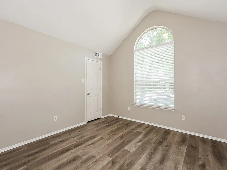 2124 Creek Royal Dr — Photo 13