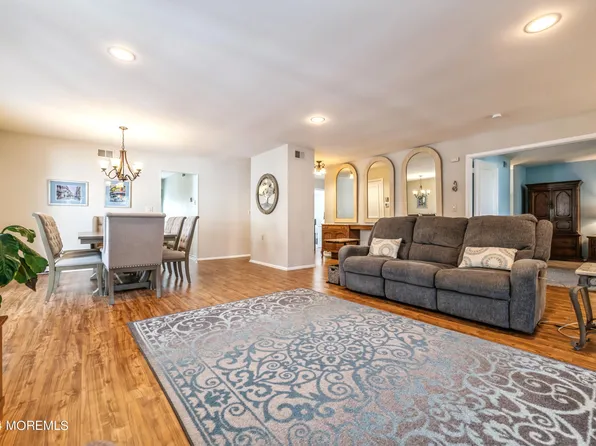 810B Westminster Court, Manchester, NJ 08759
