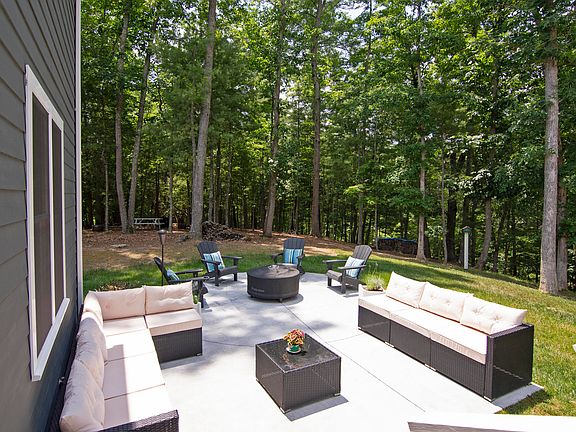 5th image of 265 Brookside Dr