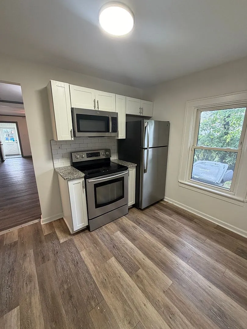 Charming Updated Bungalow with Enclosed Front Porch Move-In Ready — Photo 4