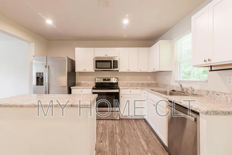 3 bed, 2.5 bath, 1576 sqft, $1,900 — Photo 2