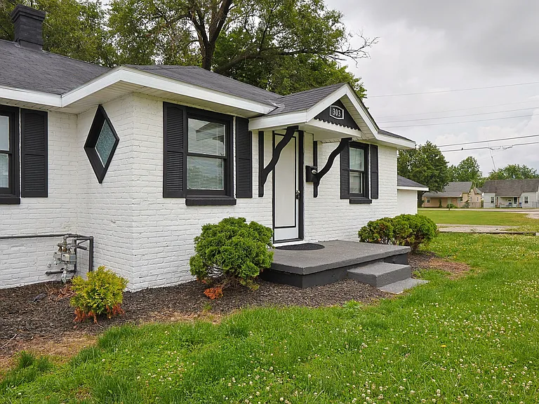 303 Hope Ave — Photo 2