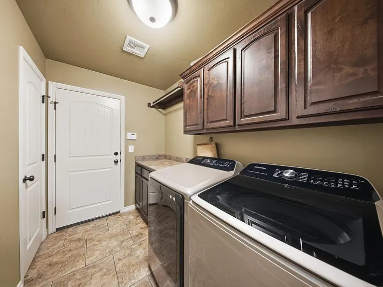 2425 Glenmere Dr — Photo 23