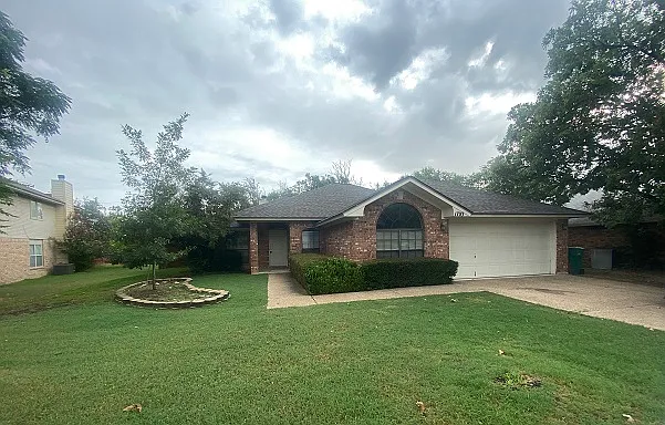 1703 Tanglewood Dr — Photo 1