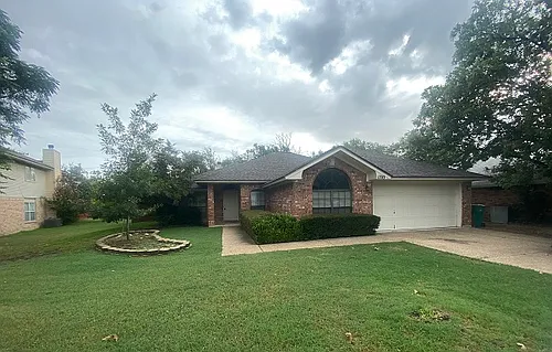 1703 Tanglewood Dr Photo 1