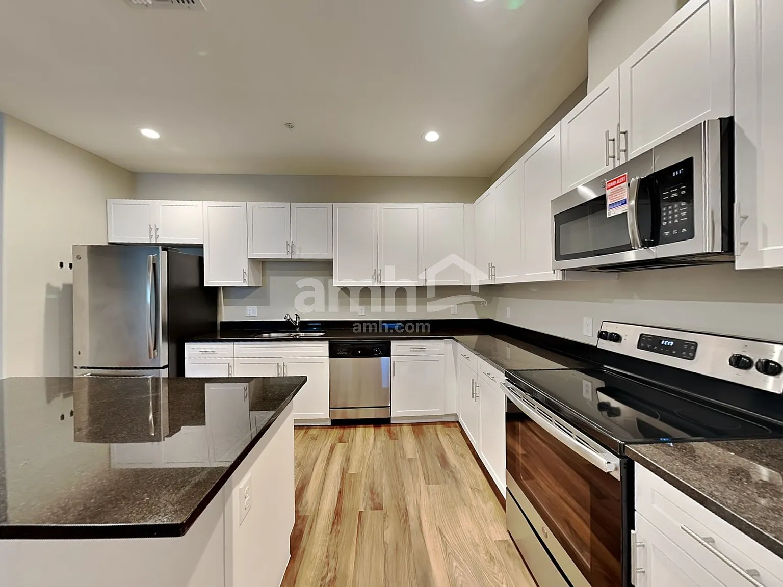 3 bed, 2.5 bath, 2077 sqft, $1,890 — Photo 3