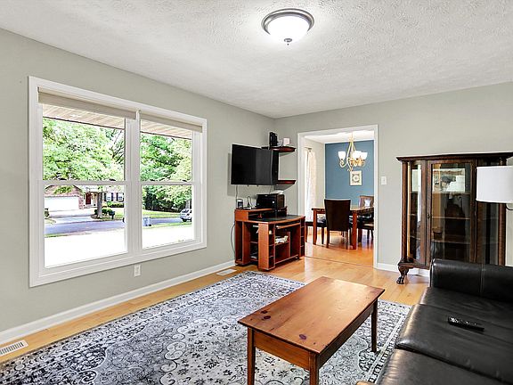 4th image of 1905 E Kensington Pl