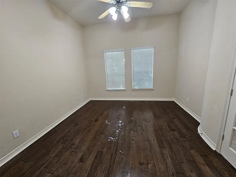 3218 Waters Edge Dr — Photo 2