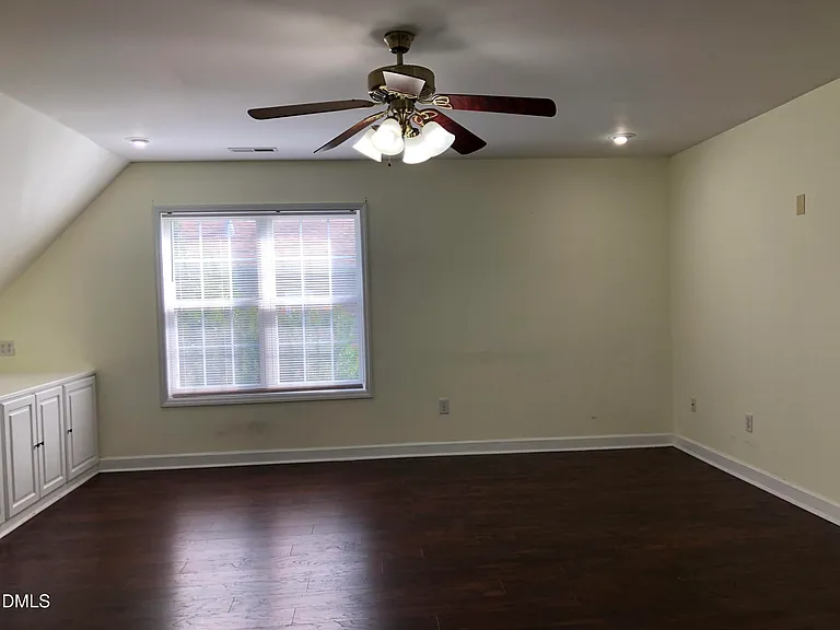 814 Bristol Blue St — Photo 23