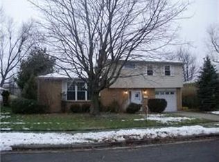 39 Parkside Dr, West Seneca, NY 14224