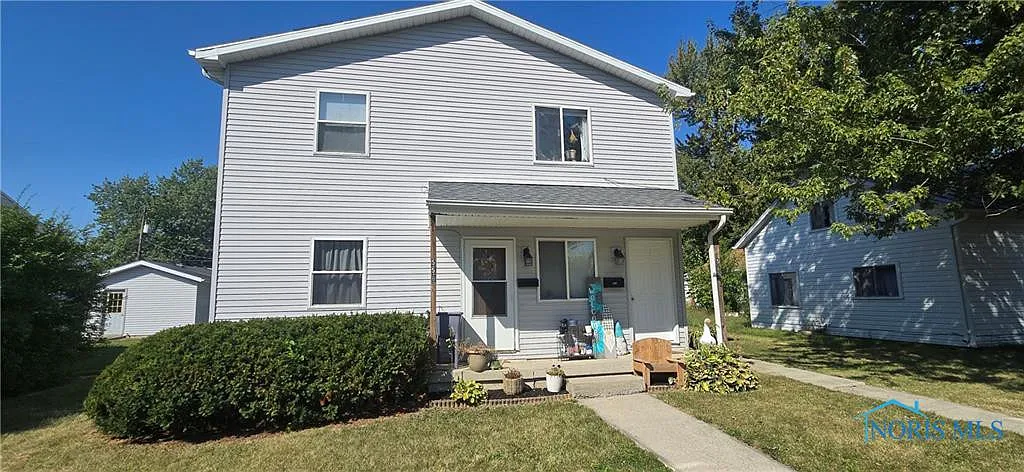 558 Gibson St photo 1