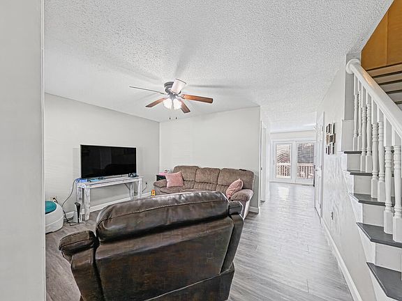 3rd image of 121 Oakcrest Cir