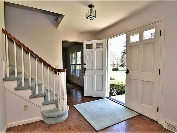 3rd image of 22905 Canterbury Ln