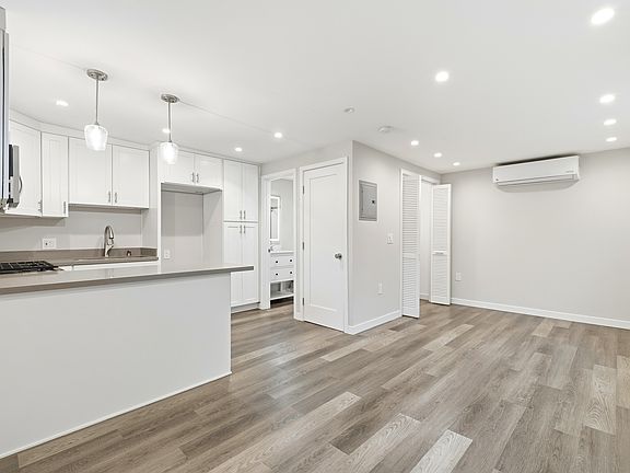 4th image of 10865 Louise Ave
