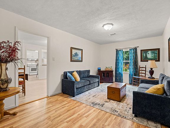 5th image of 1010 Harvey St