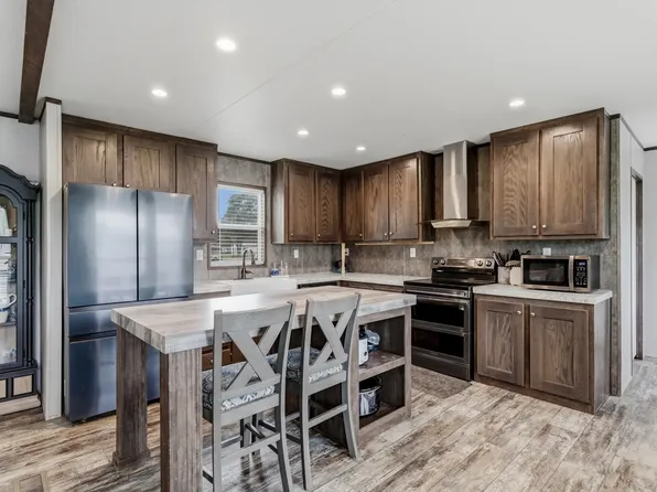 428 W Pine Ave, Winnie, TX 77665