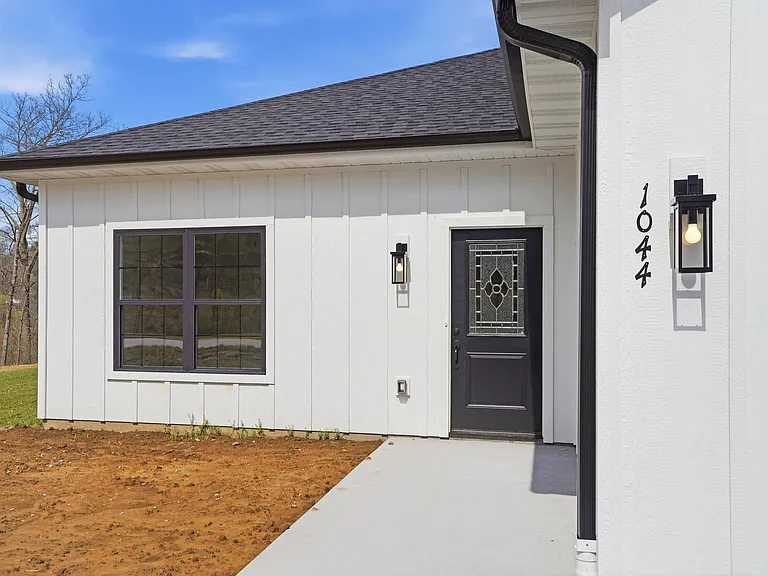 1044 Stonehaven Dr — Photo 3