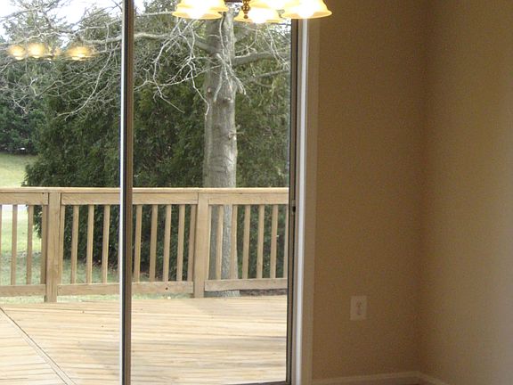 WALKOUT TO LARGE DECK