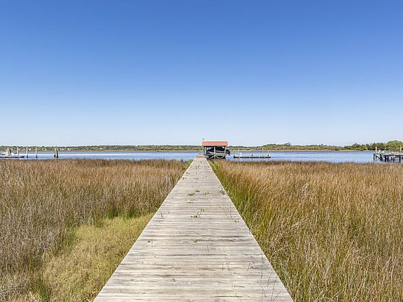 3rd image of 923 River Rd