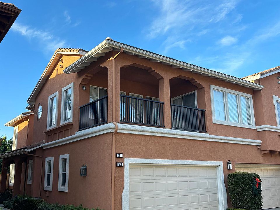 21 Carnation in the "Montilla" Community of Oak Creek is 2 bedrooms and 2 bathrooms in 1,371 square feet of easy living space