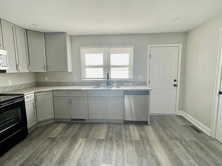 115 S Oak St — Photo 8