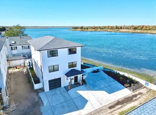 14 Pershing Pl, Island Park, NY 11558
