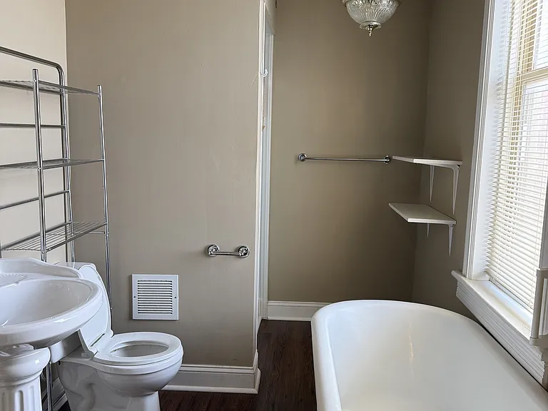 110 W Monroe St #6 — Photo 6