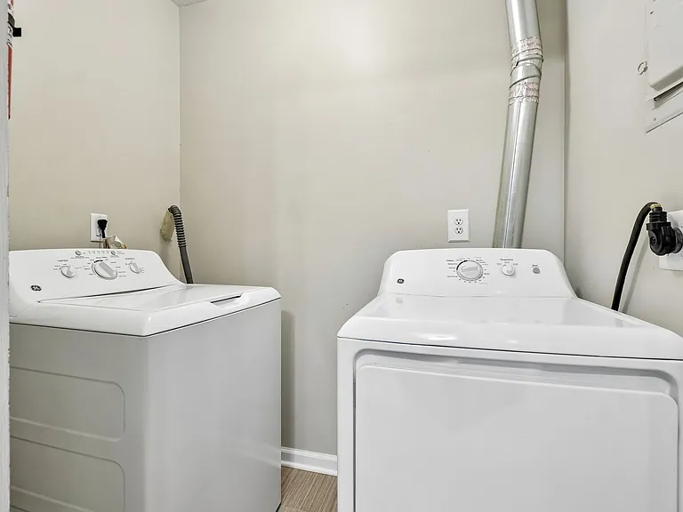 Pointe West Apartments — Photo 40