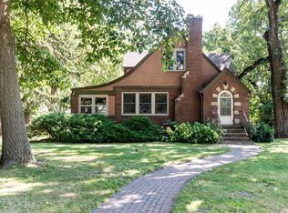 5900 Walnut Hill Dr, Des Moines, IA 50312