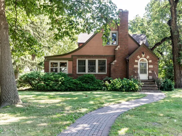 5900 Walnut Hill Dr, Des Moines, IA 50312