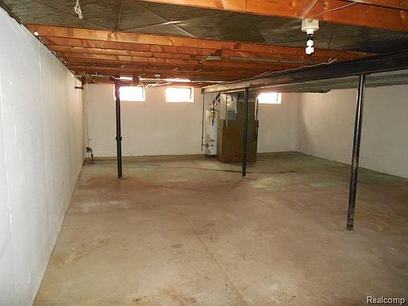 5th image of 32038 Avondale St