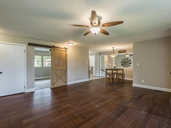 3rd image of 373 Edgelake Dr