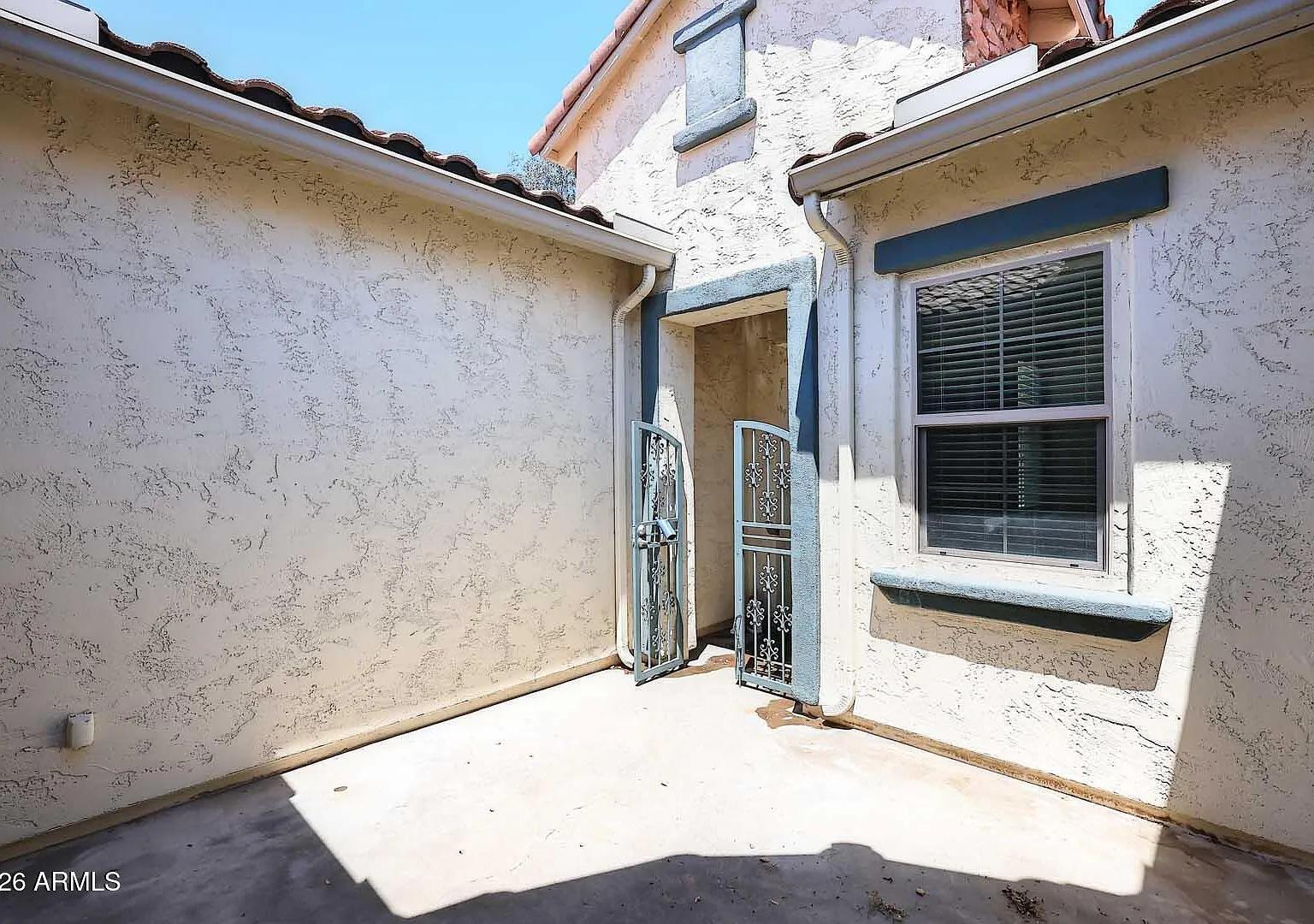 4 bed, 2.5 bath, 2550 sqft, $3,400 — Photo 4