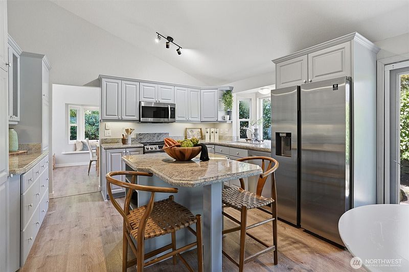 4th image of 2209 W Lake Sammamish Parkway NE
