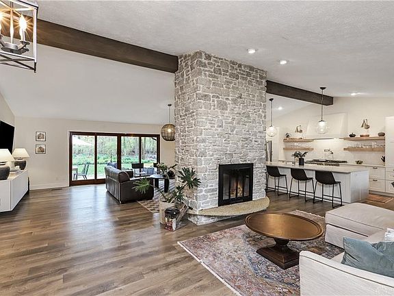5th image of 242 Walnut Grove Dr