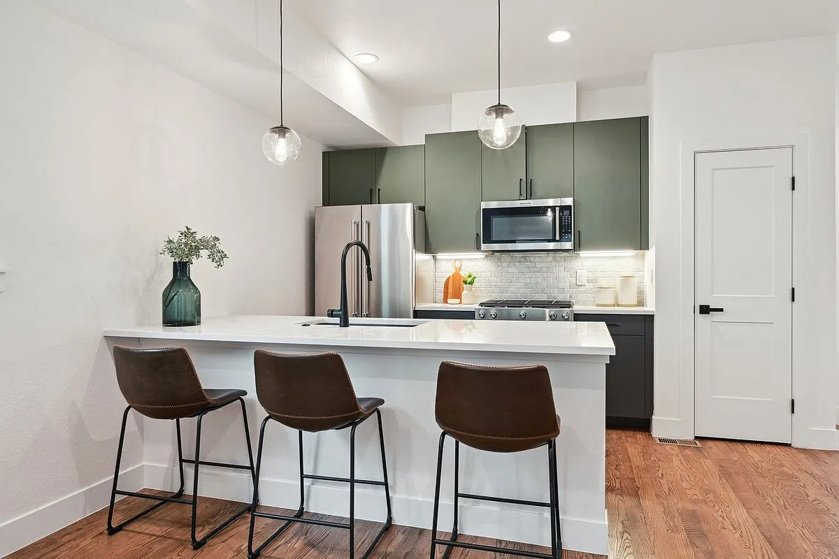 3 bed, 3.5 bath, 1650 sqft, $3,995 — Photo 3