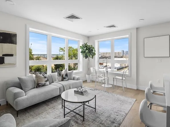 301 Border St #Penthouse 605, Boston, MA 02128