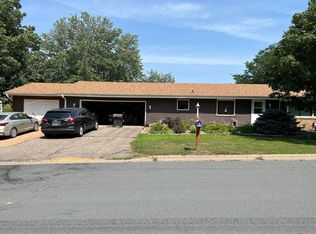 1401 Tyrone Dr, Shakopee, MN 55379