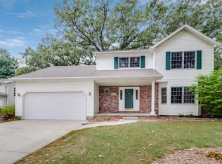 2405 Timber View Dr, Bloomington, IL 61701