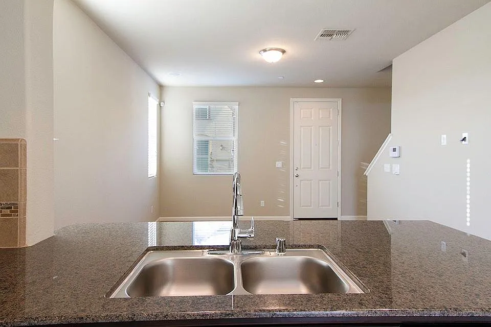 3 bed, 2.5 bath, 1203 sqft, $1,995 — Photo 2