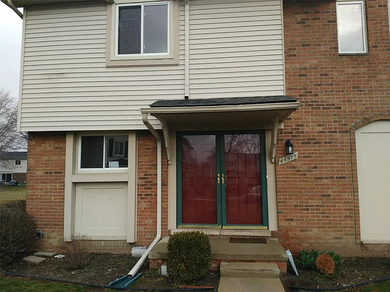 44575 Savery Dr — Photo 1