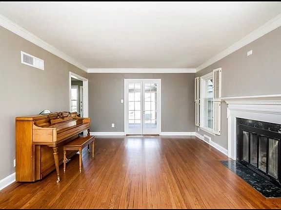 5th image of 724 W Gregory Blvd