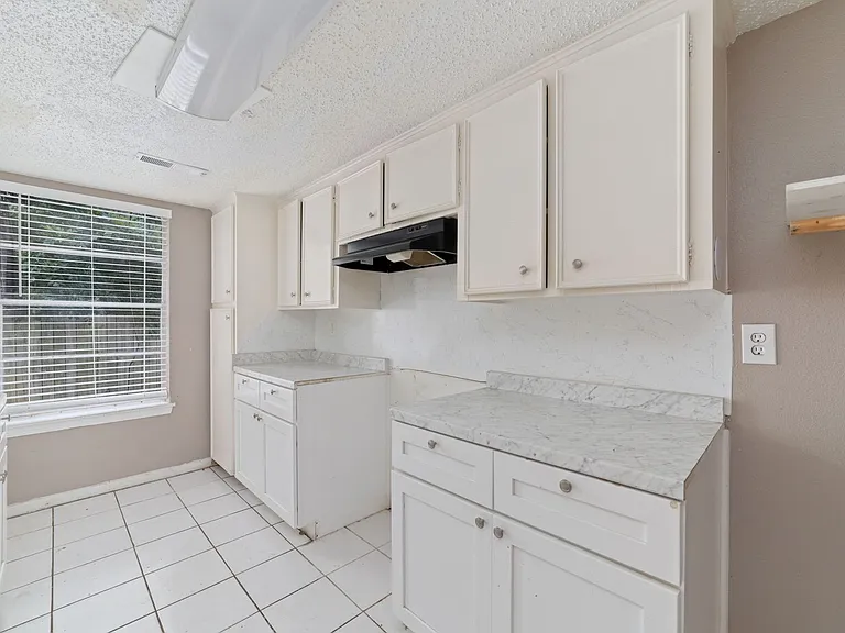 Newly Renovated Apartment In Houston — Photo 24