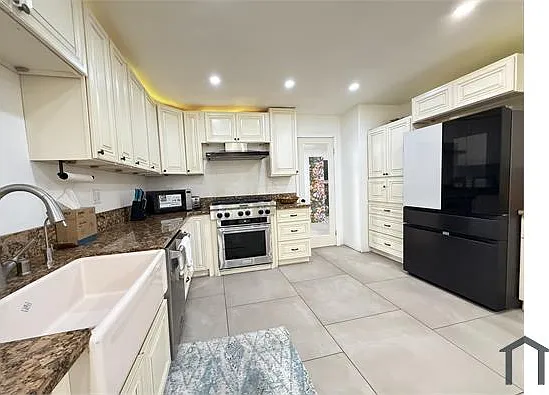 933 S Susan St — Photo 9