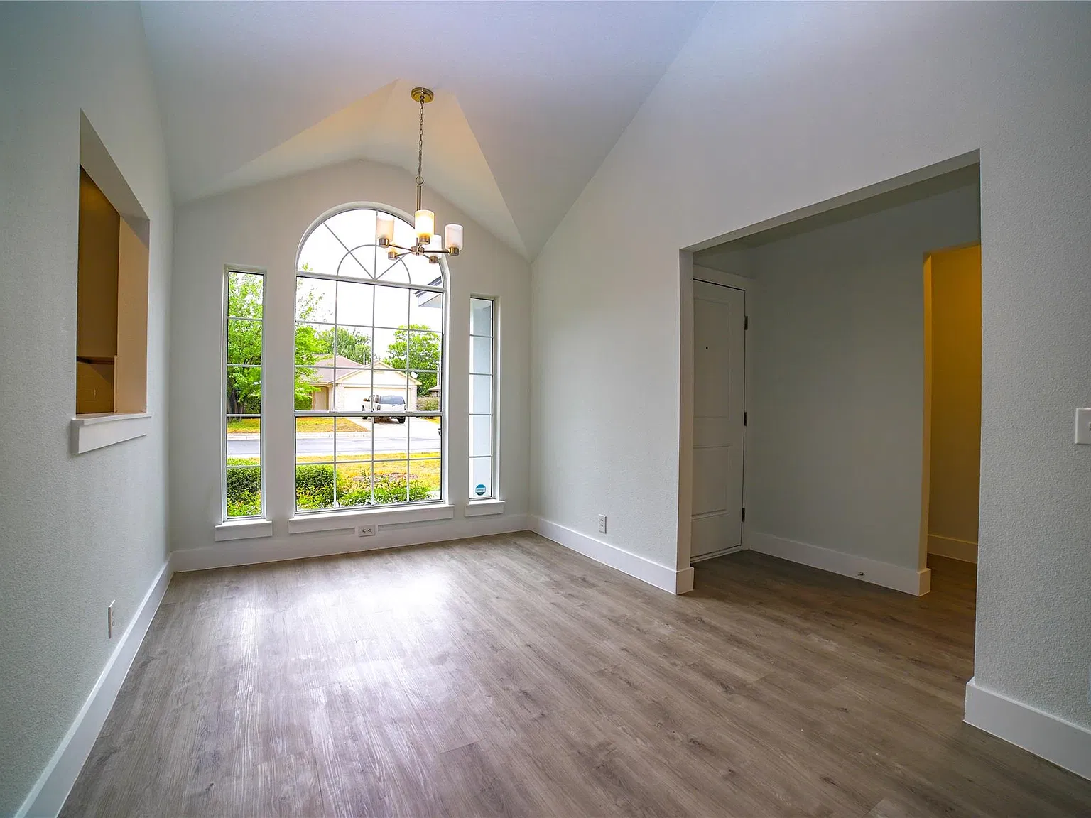 5 bed, 2.0 bath, 1162 sqft, $1,895 — Photo 3