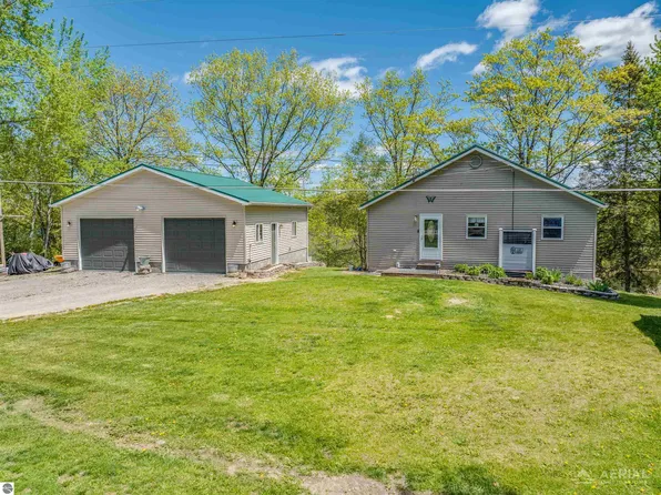 100 Lakeview Dr, Hale, MI 48739