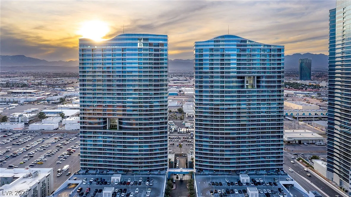Panorama Towers — Photo 1