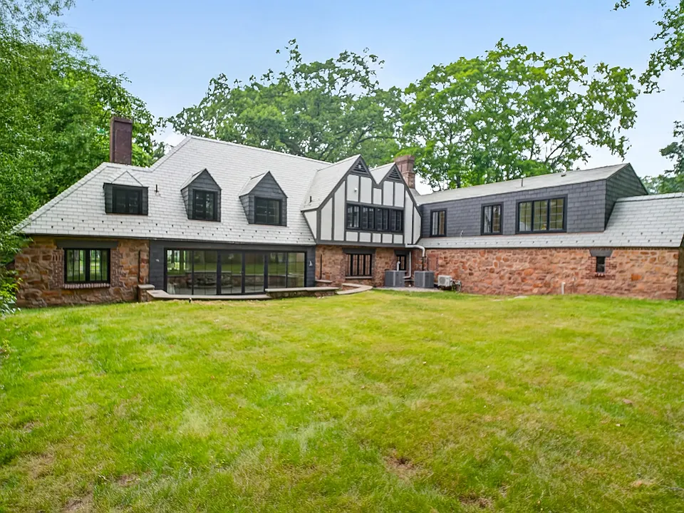 1085 Ridge Rd