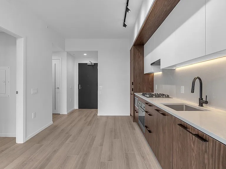 2729 Kingsway #4XX — Photo 4