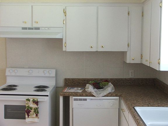 4th image of 401 NW Greenmeadow Dr